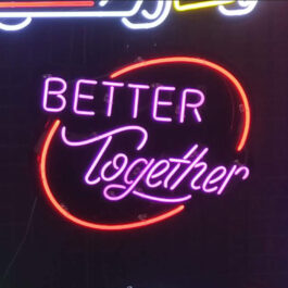 Оригинален неонов надпис с надпис „По-добре заедно“